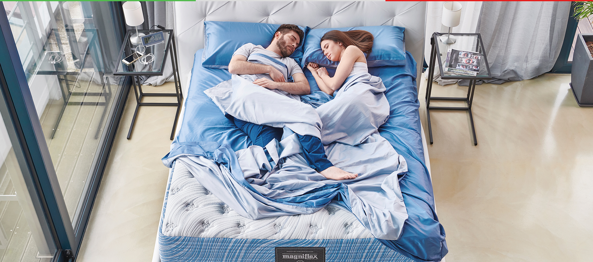 A couple sleeping on a king size mattress, by Magniflex