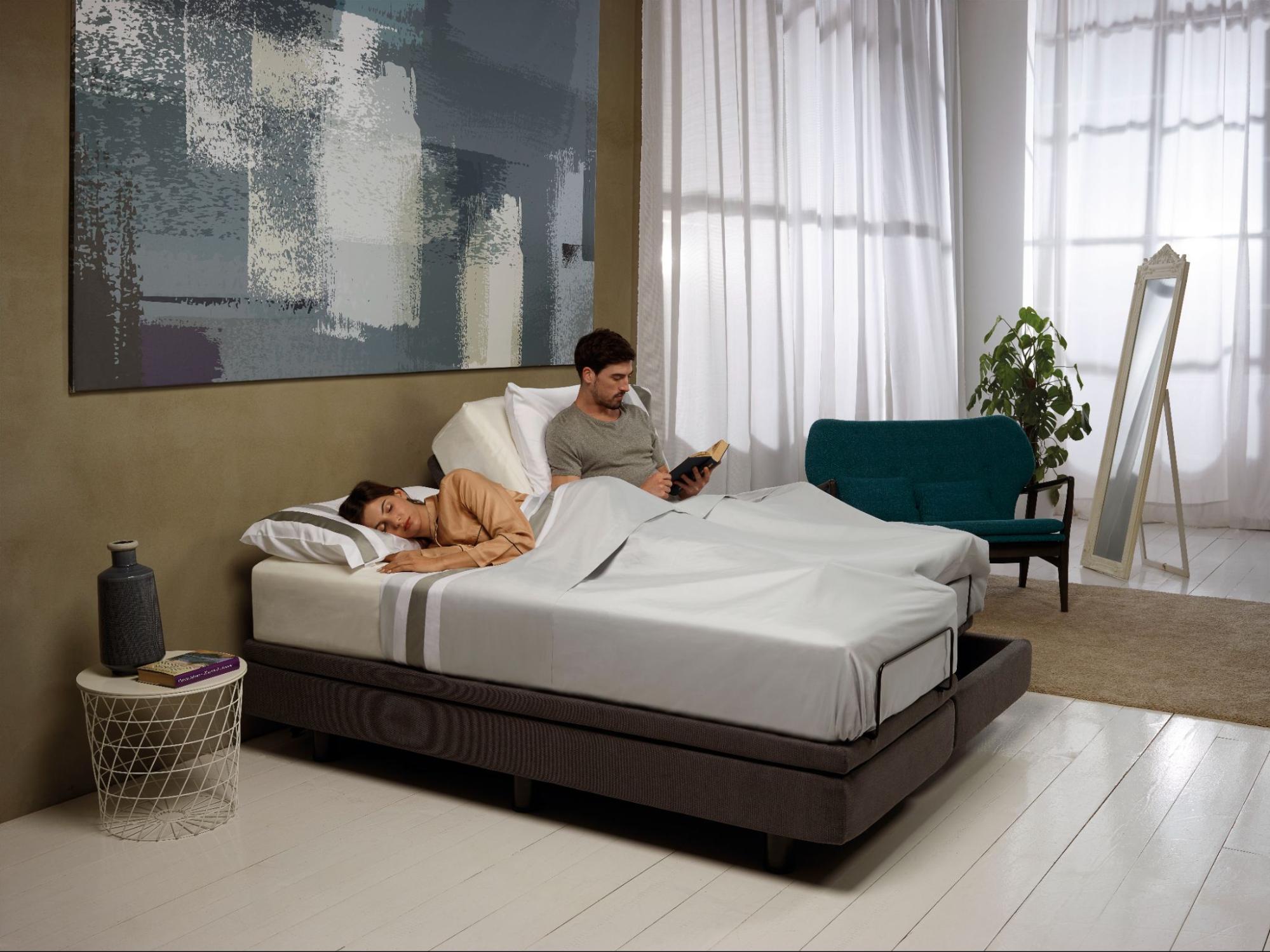 Magniflex bed showing a couple ready for sleep, emphasizing normal sleeping hours, and sleep cycle duration for optimal well-being